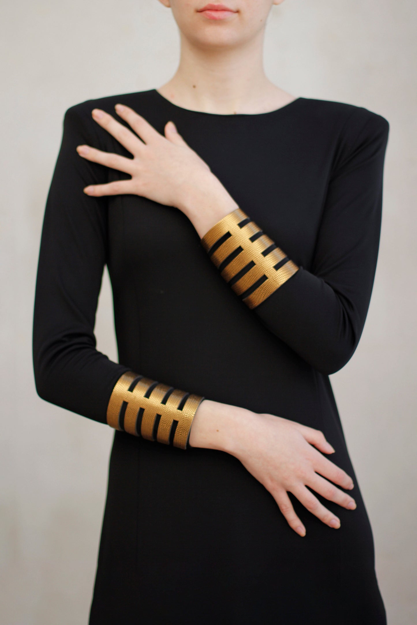 Brazalete Sol Grabado Dorado