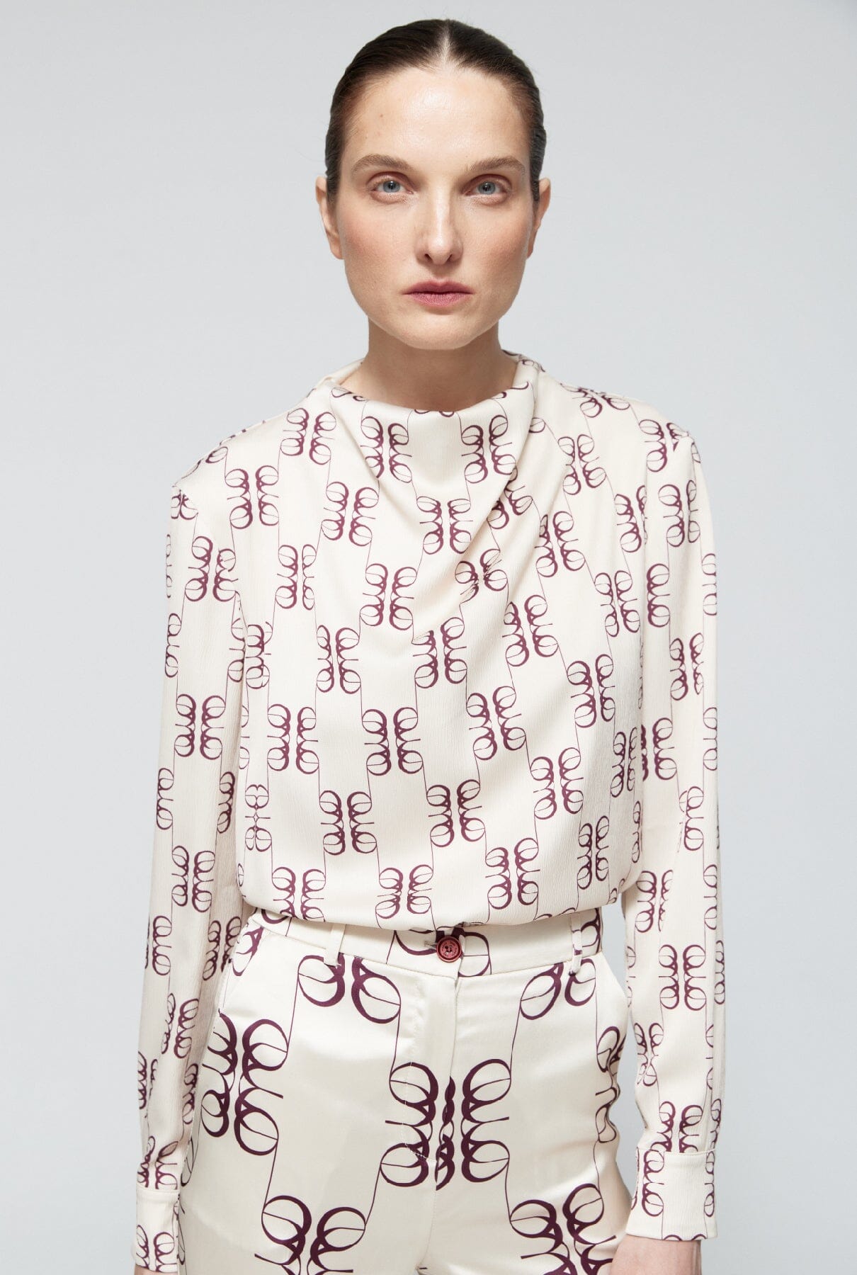 Camisa drapeada cuello perkins saten estampada beige