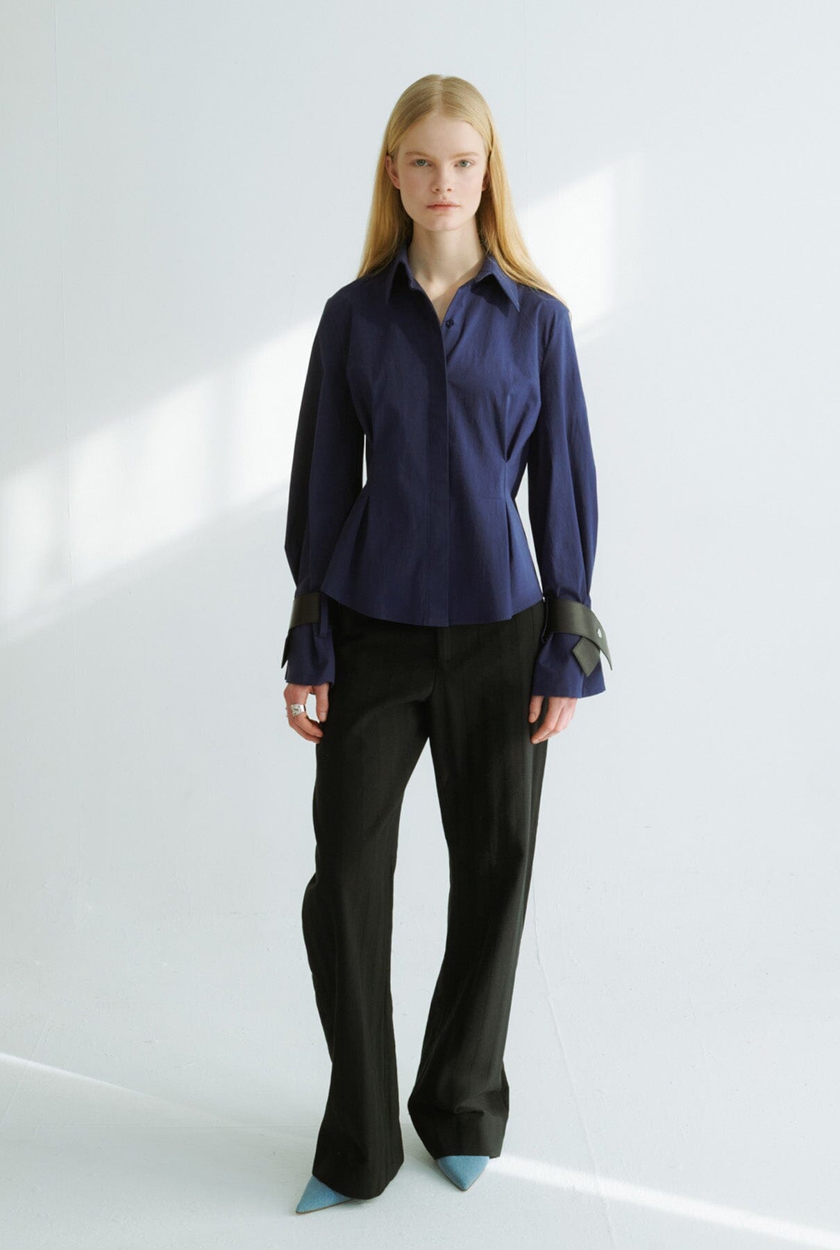Camisa entallada azul con detalle negro