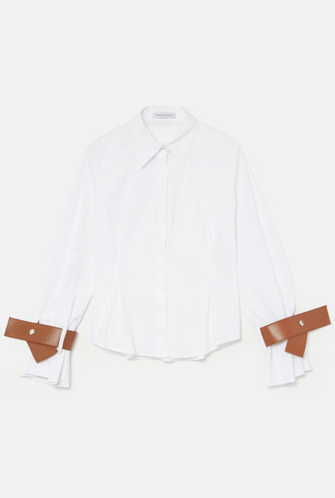 Camisa entallada blanca con puños de cuero camel