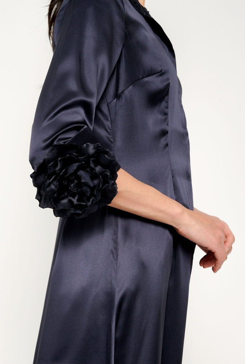 Camisa larga de seda con flores a mano azul marino