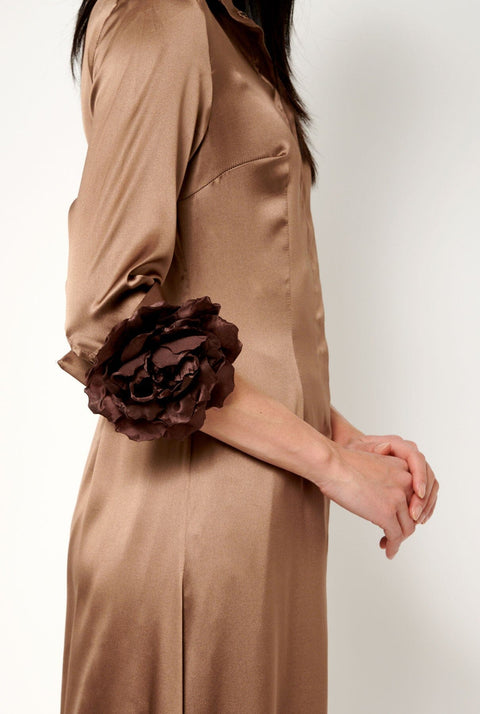Camisa larga de seda con flores a mano marrón