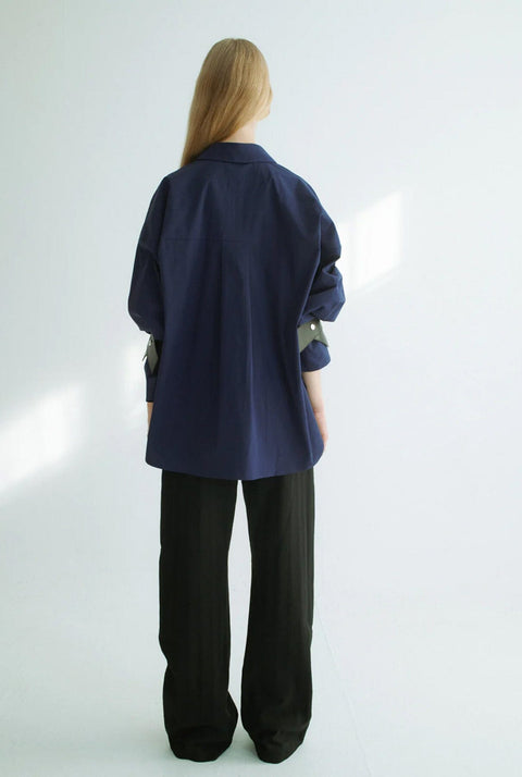 Camisa oversize azul con cuero negro
