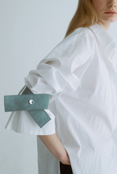 Camisa oversize blanca con ante azul
