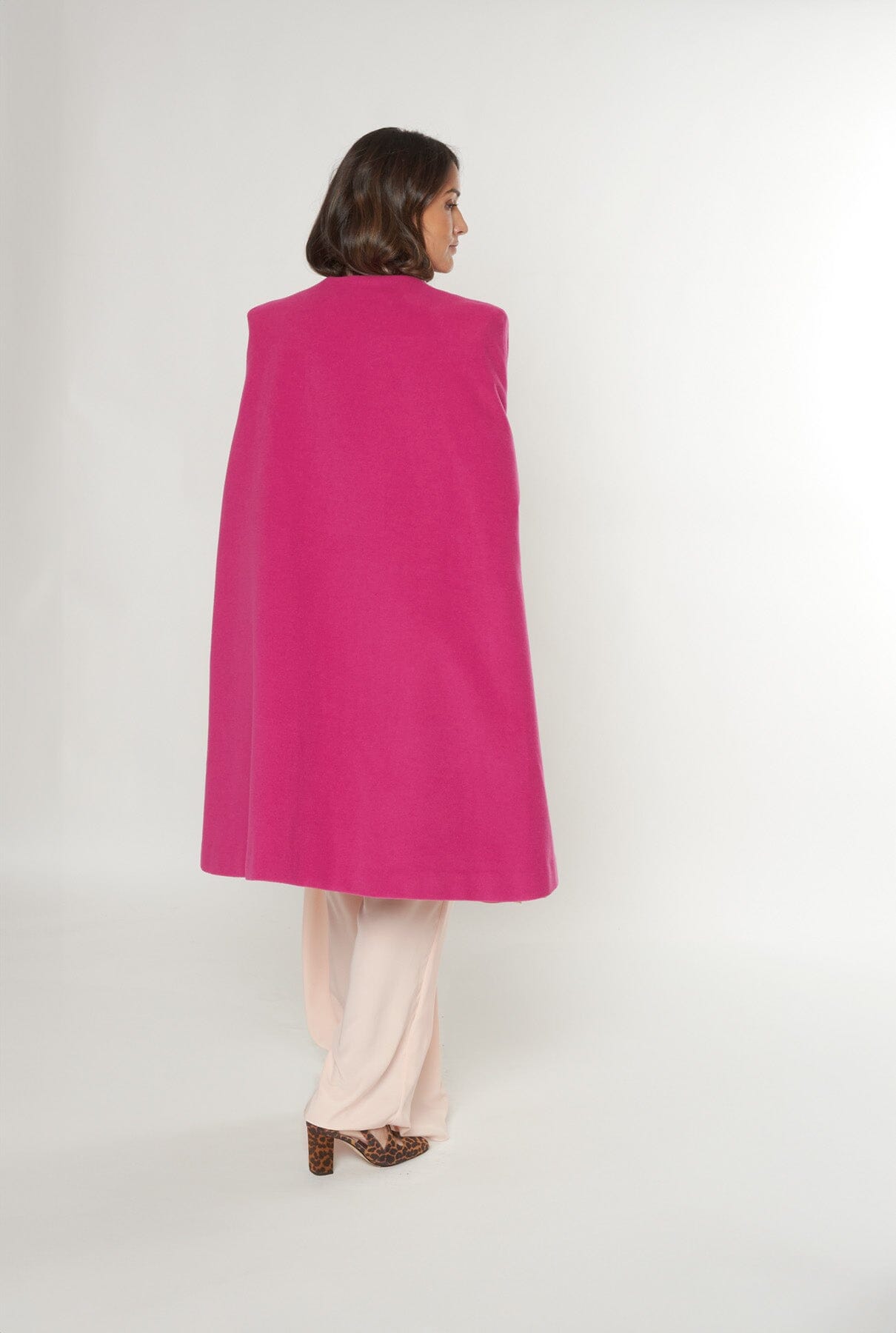Capa de lana cashmere fucsia con flor