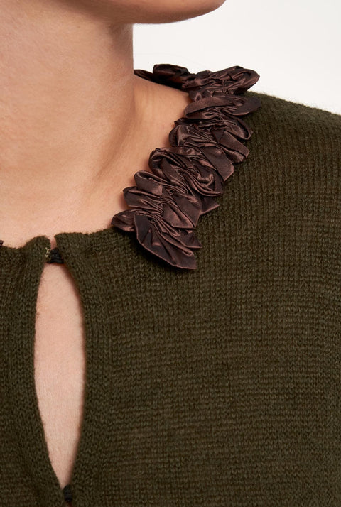 Cárdigan verde cuello artesanal