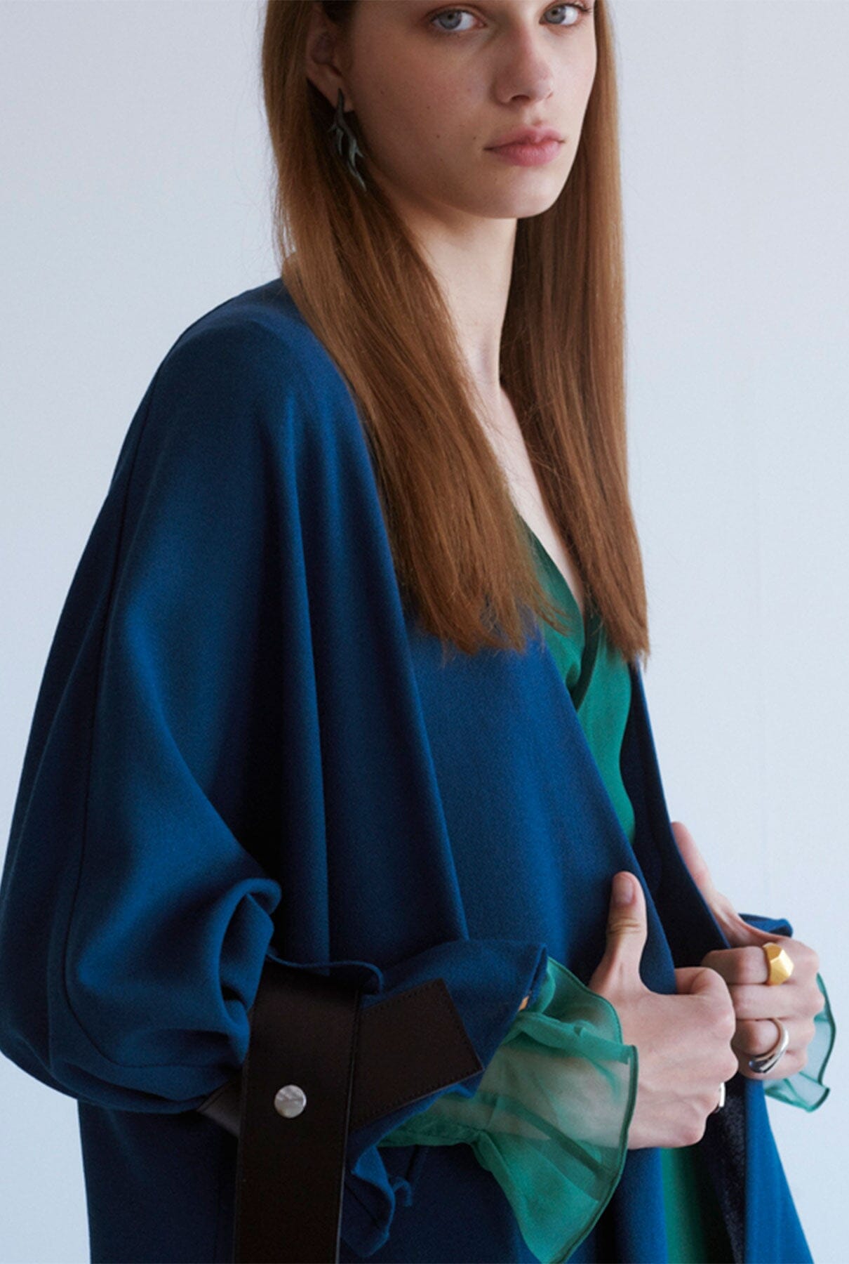 Kimono azul con detalle en los puños