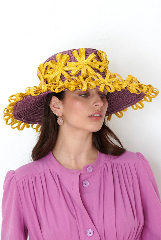 Sombrero morado doble fila flores amarillas
