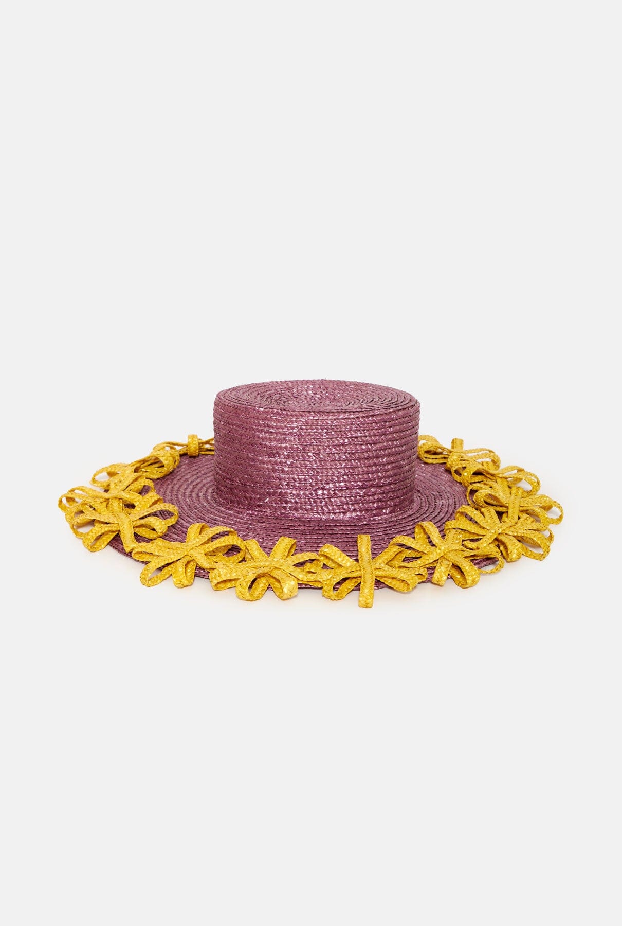 Sombrero morado una fila flores amarillas