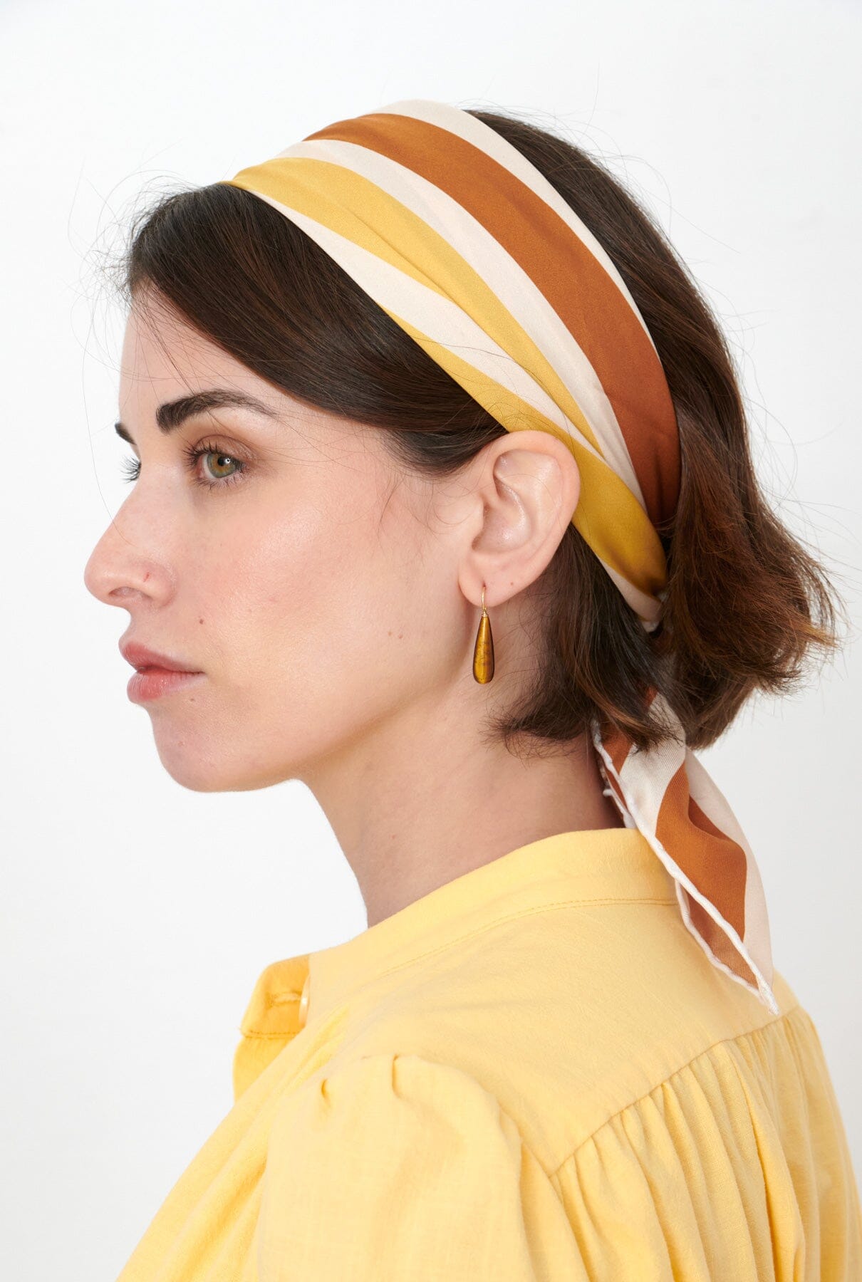 Pañuelo cuadrado amarillo y ocre
