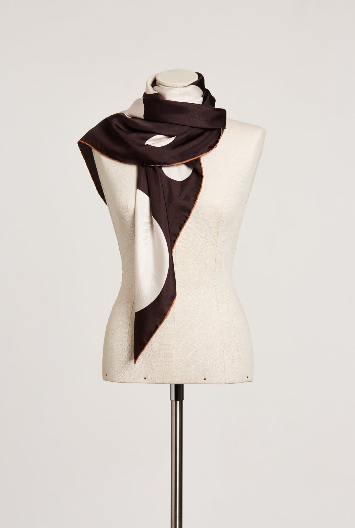 The Candela Scarf wrap / chocolate