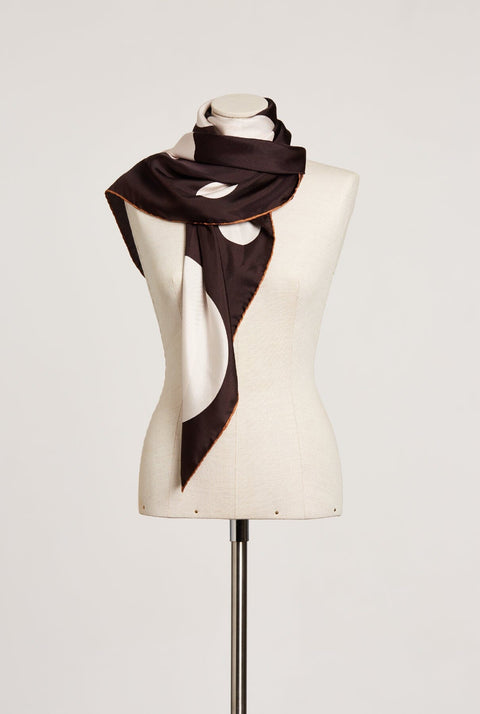 The Candela Scarf wrap / chocolate
