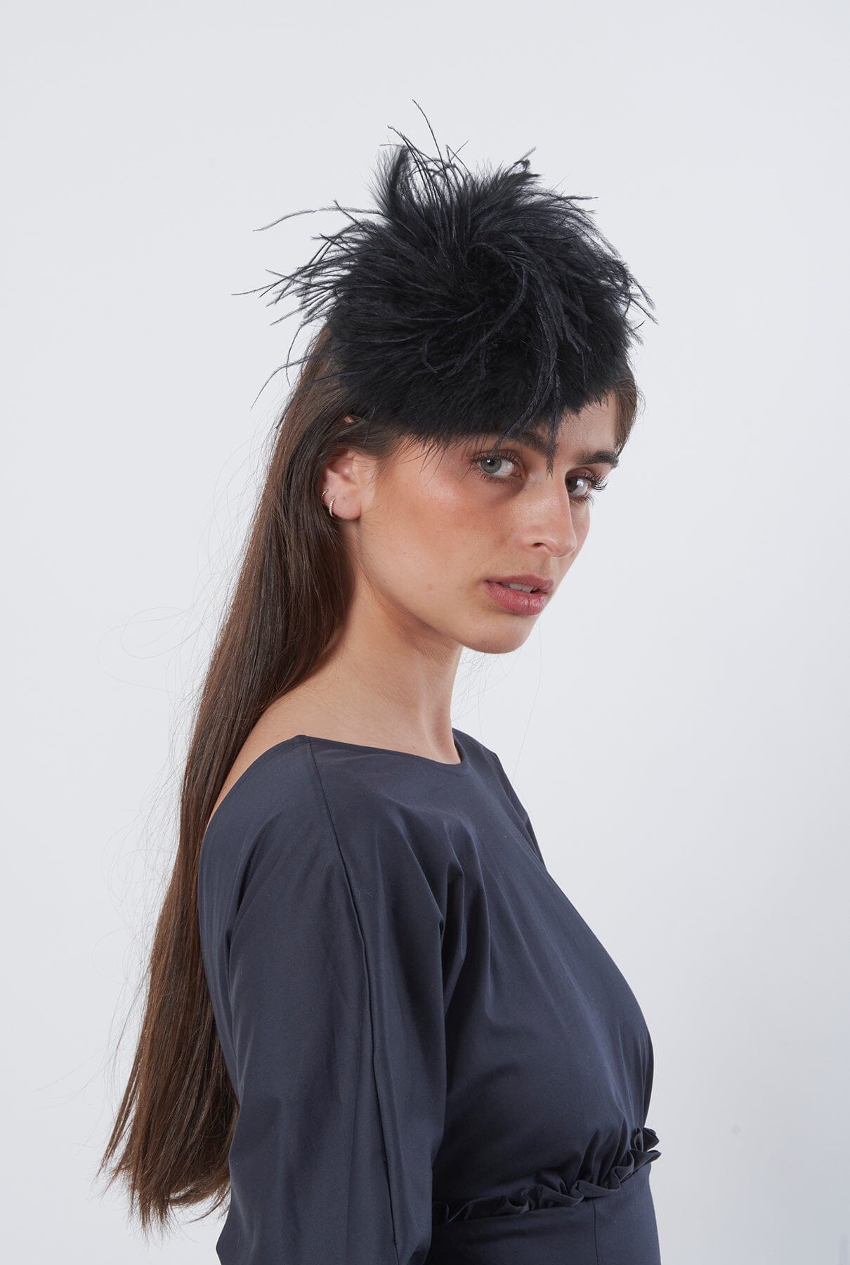 Casquete plumas negro