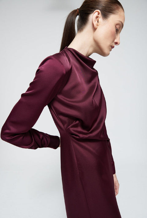 Vestido drapeado cuello perkins satén burdeos