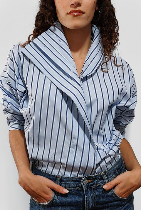 Camisa cierre lateral rayas azul marino y blancas