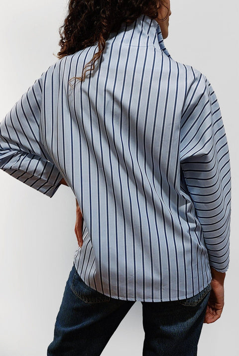 Camisa cierre lateral rayas azul marino y blancas