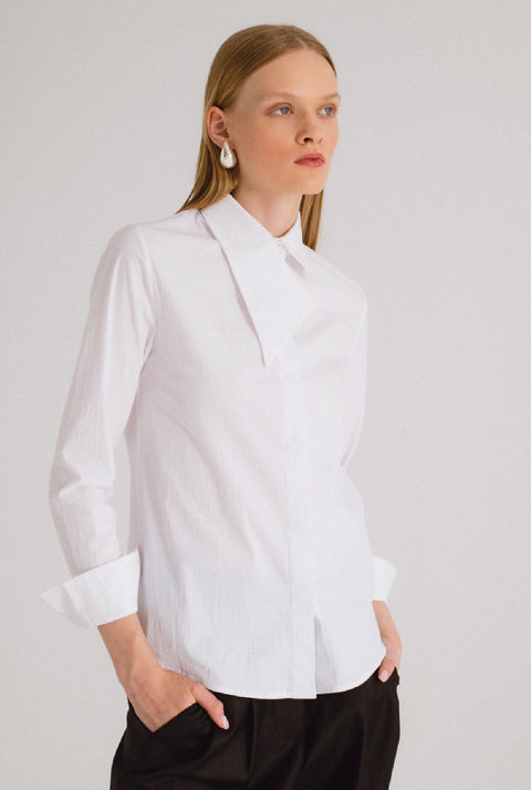 Camisa cuello asimétrico