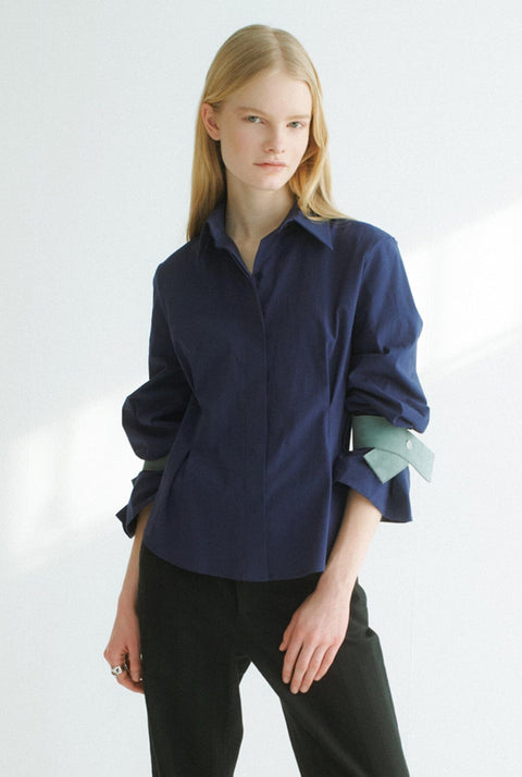 Camisa entallada azul con detalle azul
