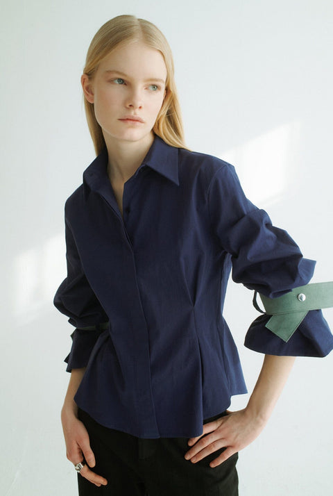 Camisa entallada azul con detalle azul