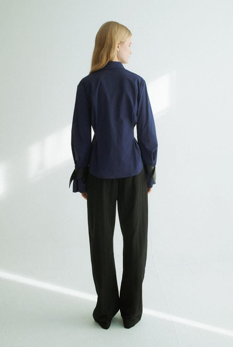 Camisa entallada azul con detalle negro