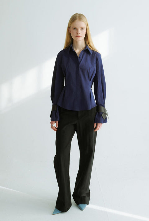 Camisa entallada azul con detalle negro