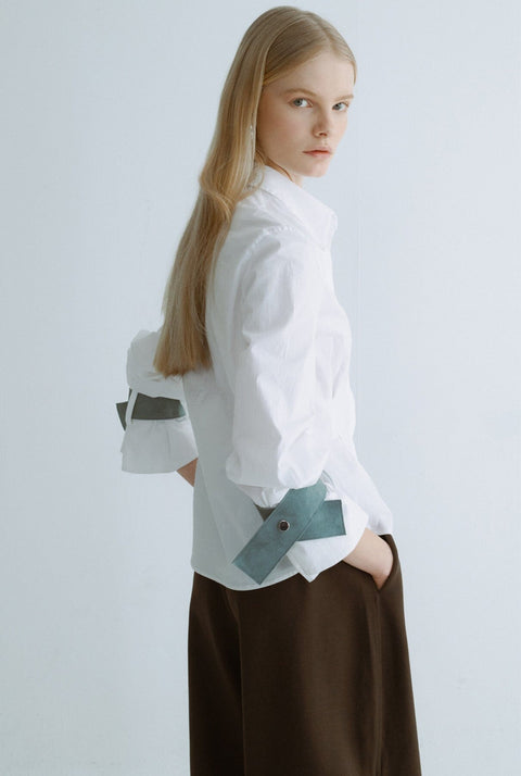Camisa entallada blanca con detalle azul