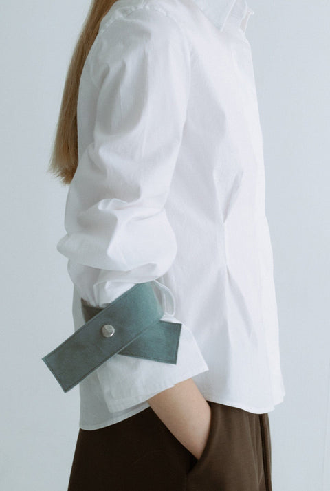 Camisa entallada blanca con detalle azul