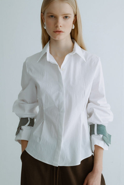 Camisa entallada blanca con detalle azul