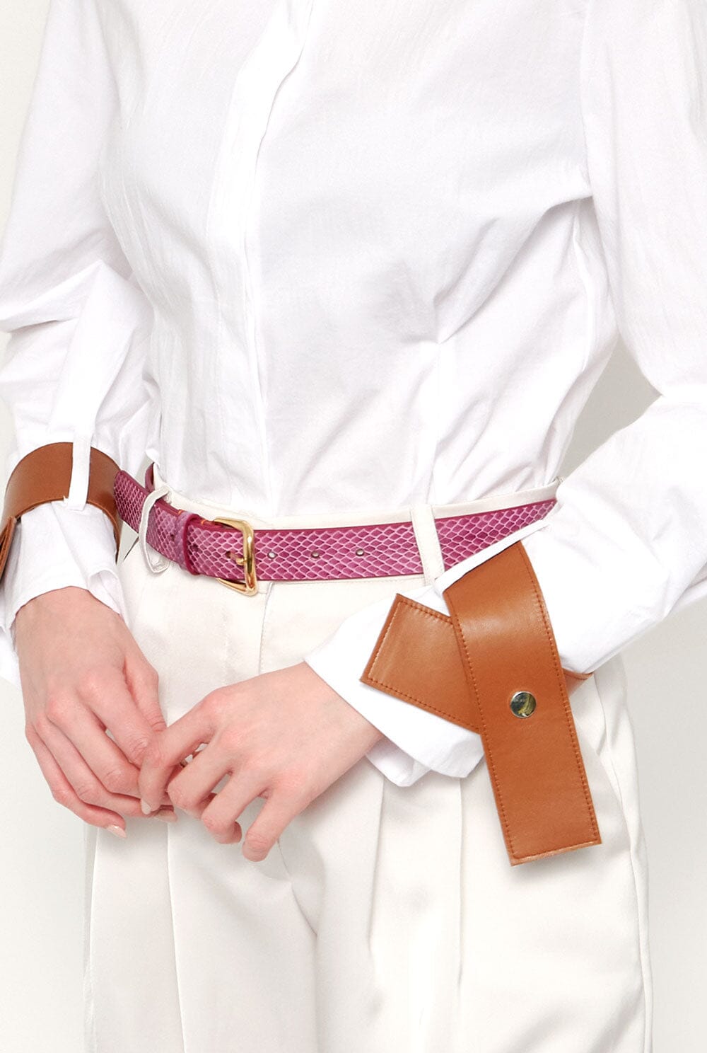 Camisa entallada blanca con puños de cuero camel