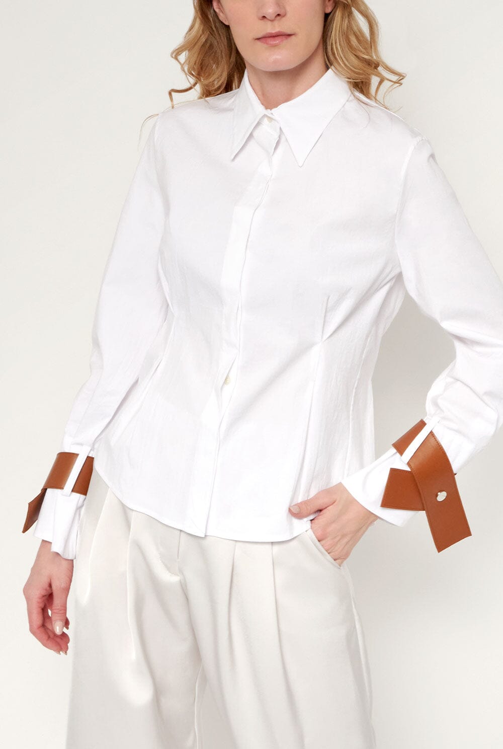 Camisa entallada blanca con puños de cuero camel