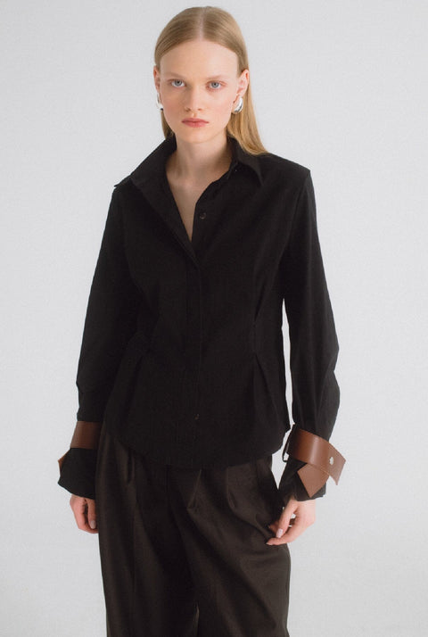 Camisa entallada negra con detalle marrón