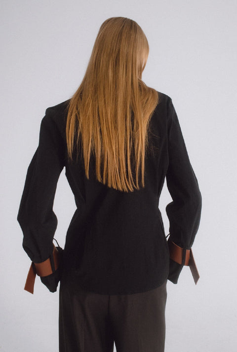 Camisa entallada negra con detalle marrón