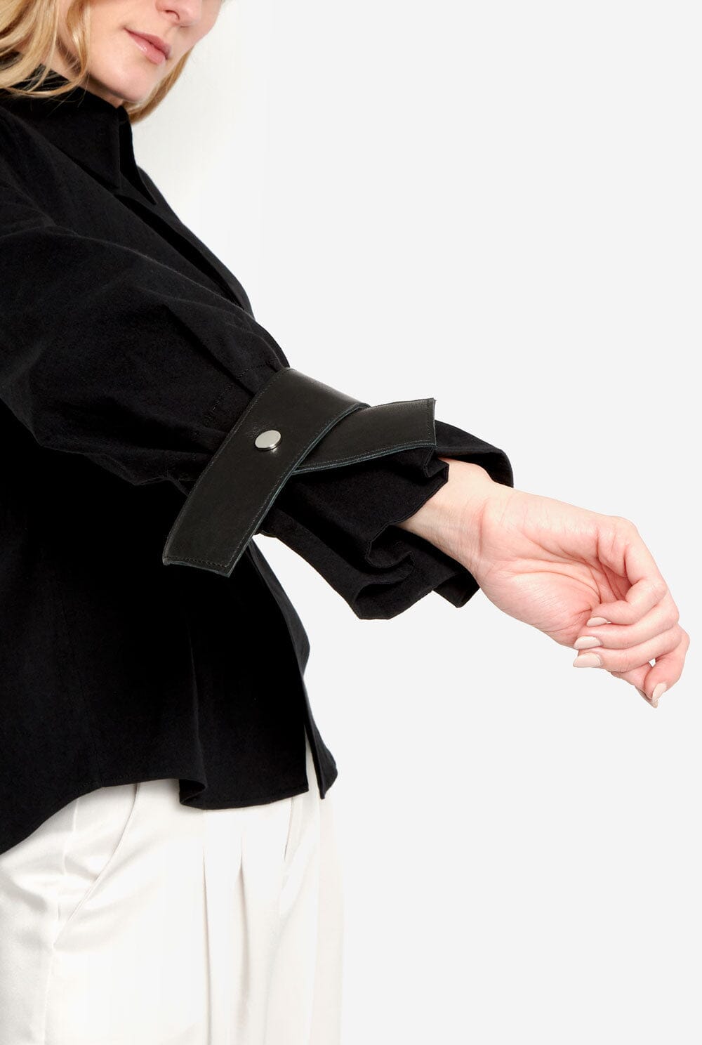 Camisa entallada negra con puños de cuero negro