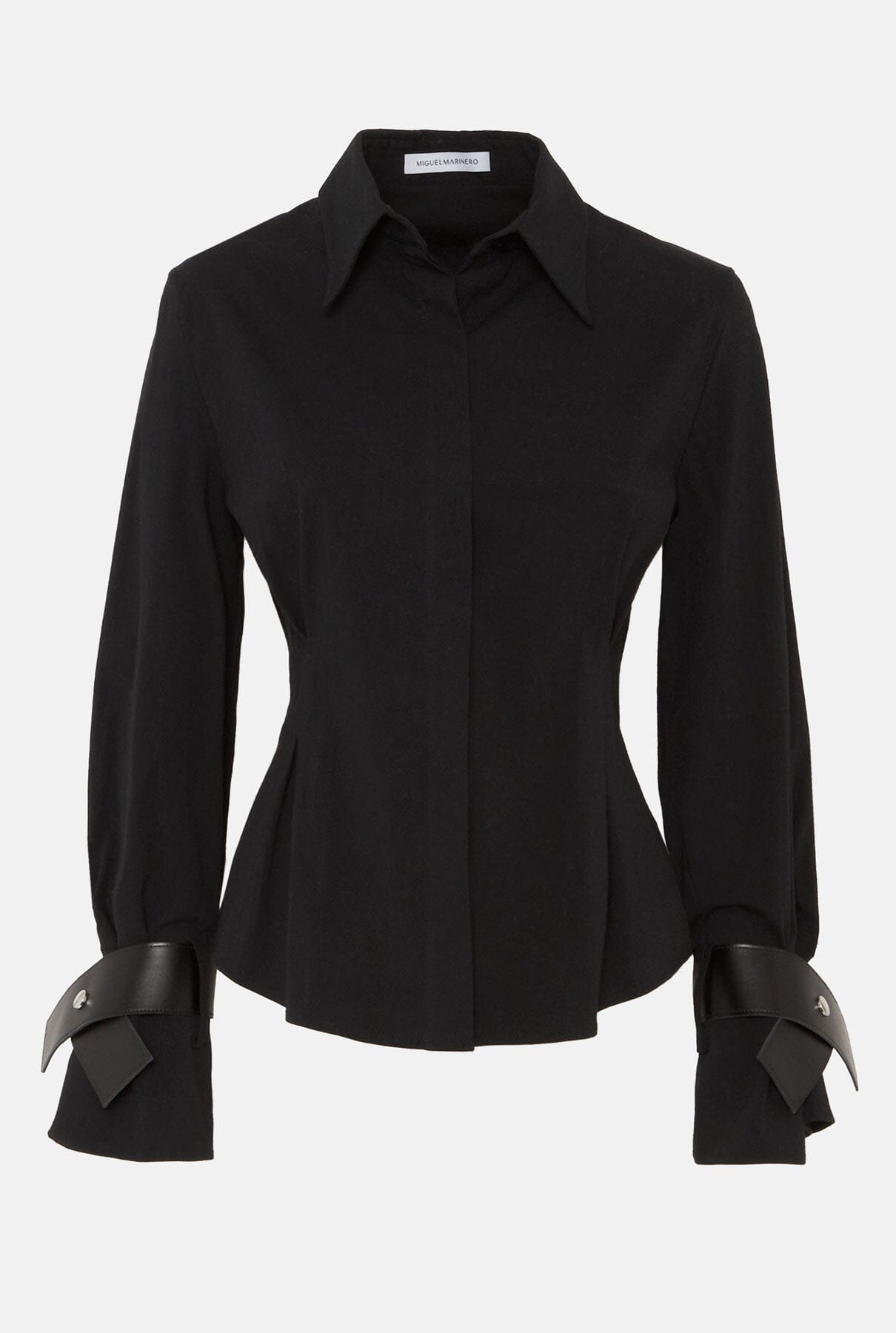 Camisa entallada negra con puños de cuero negro