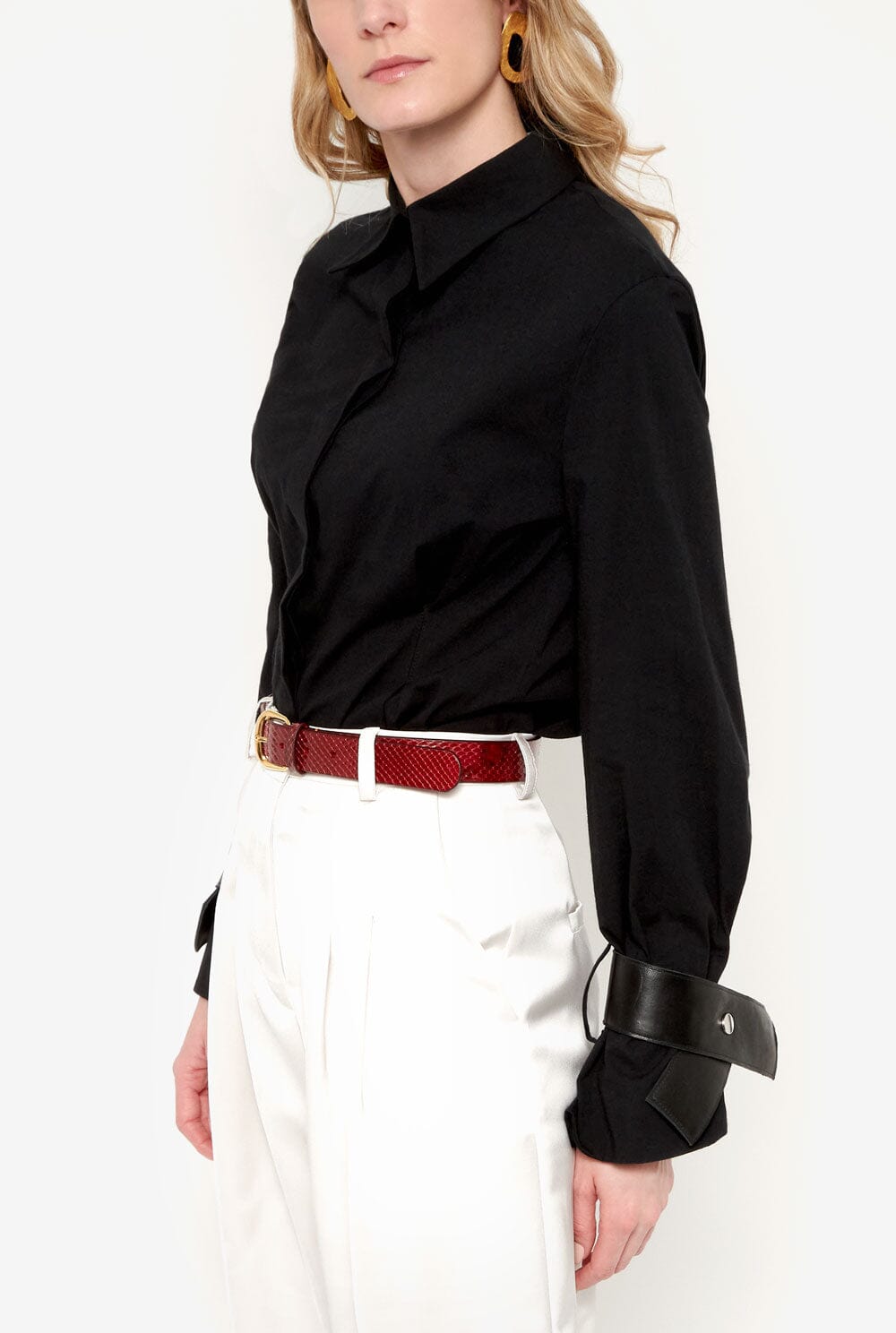 Camisa entallada negra con puños de cuero negro