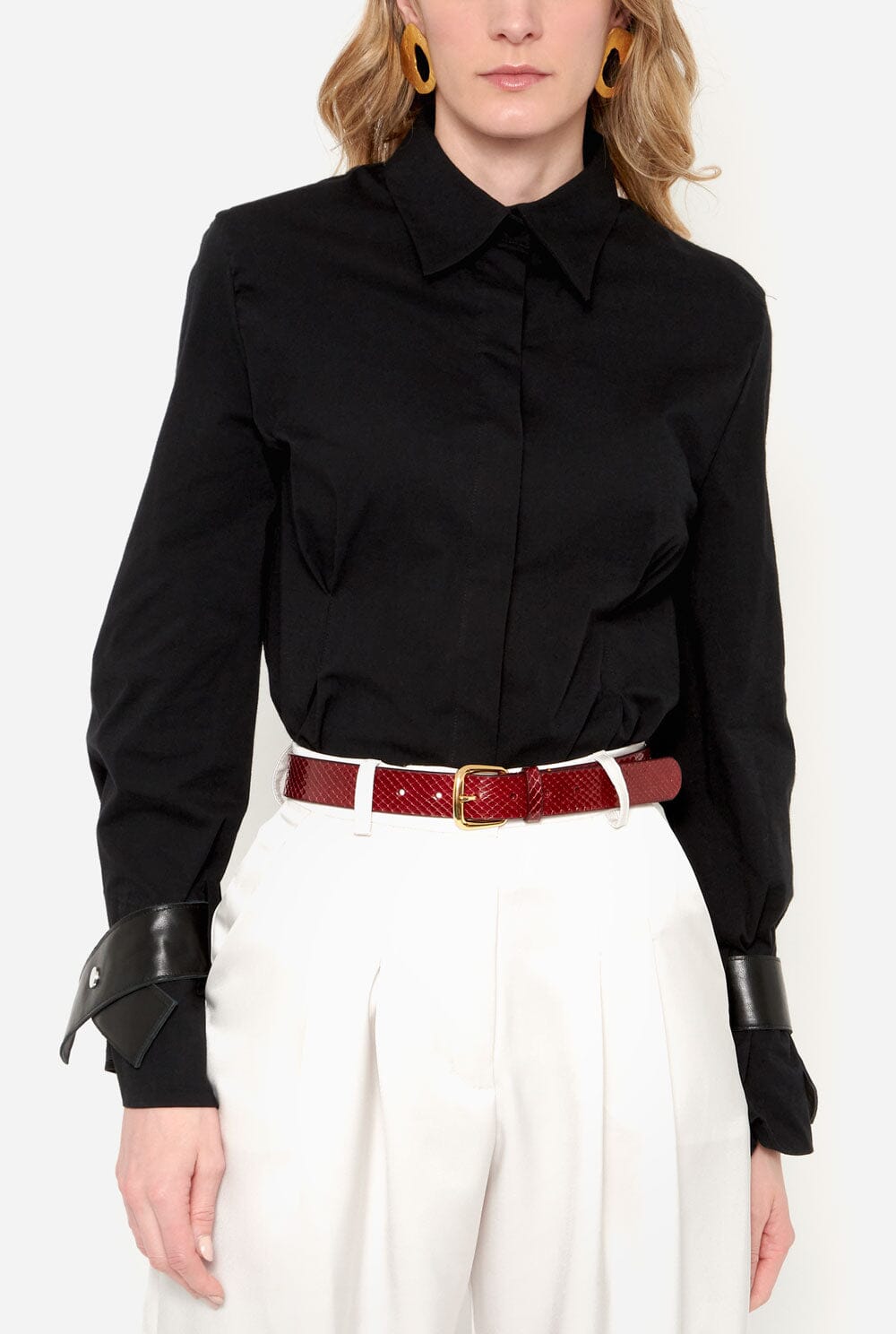 Camisa entallada negra con puños de cuero negro