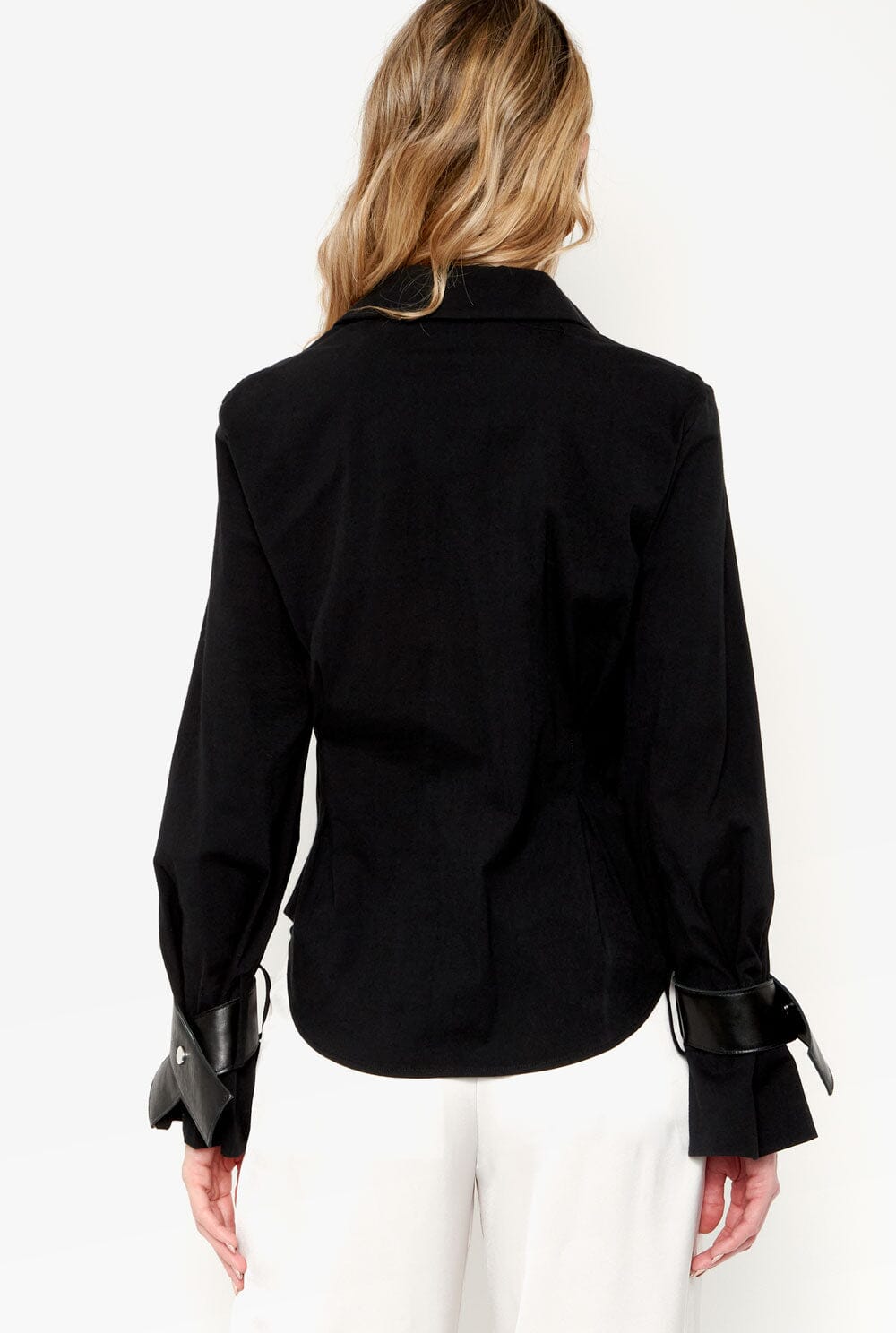 Camisa entallada negra con puños de cuero negro