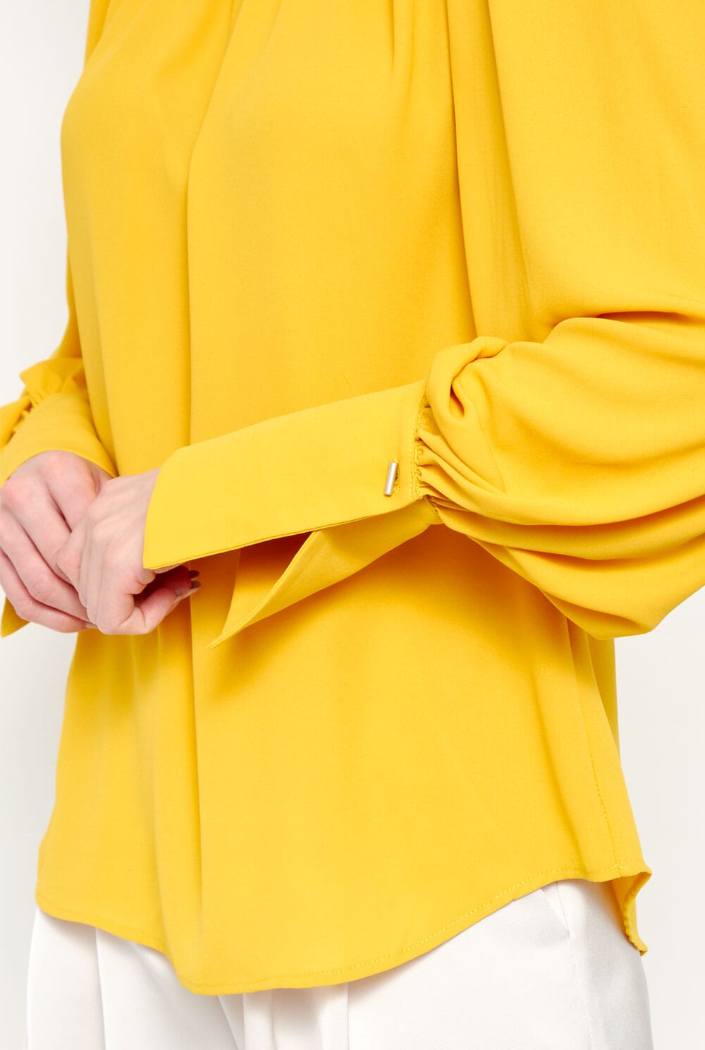 Camisa lazada cuello amarilla