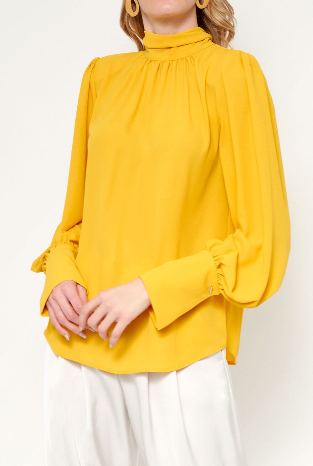 Camisa lazada cuello amarilla
