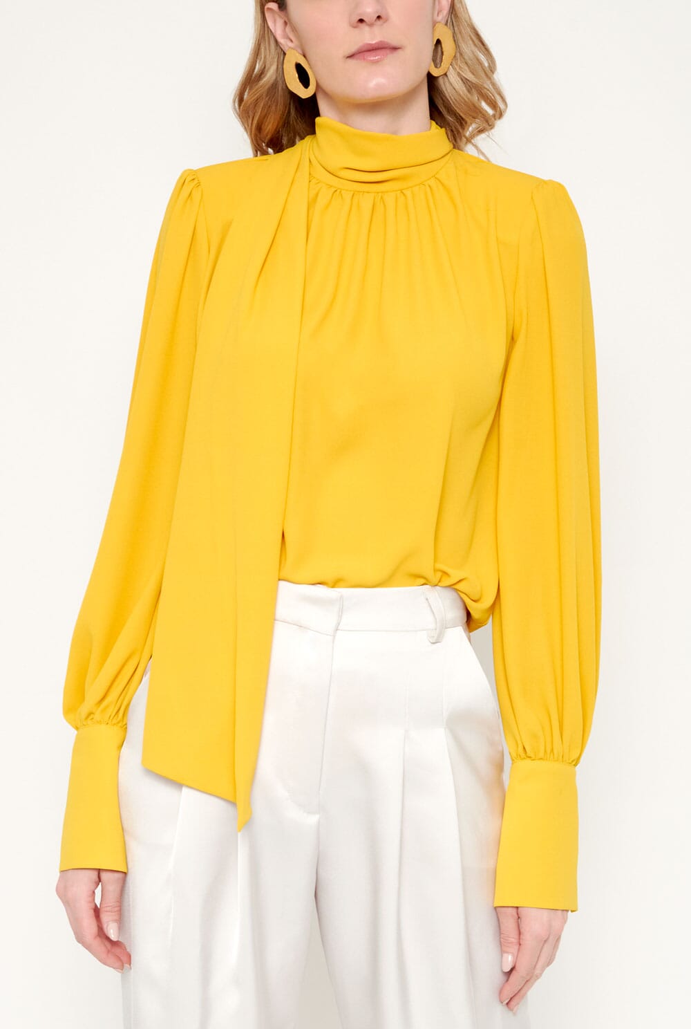 Camisa lazada cuello amarilla