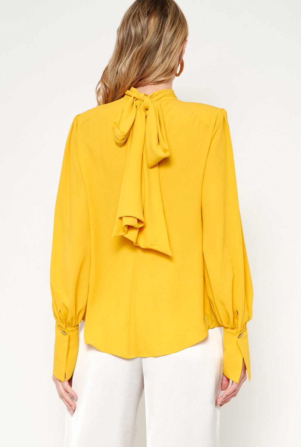Camisa lazada cuello amarilla