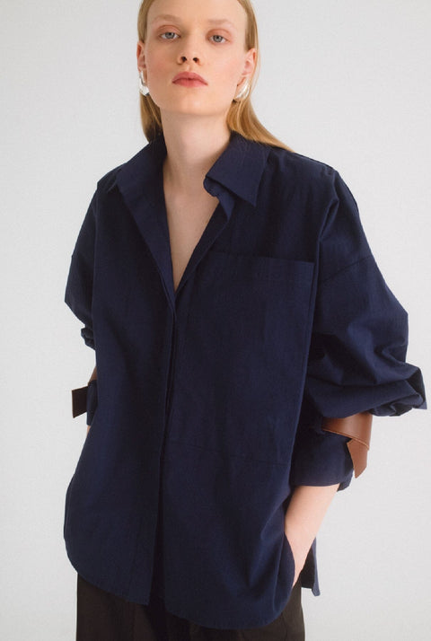 Camisa oversize azul con cuero marrón