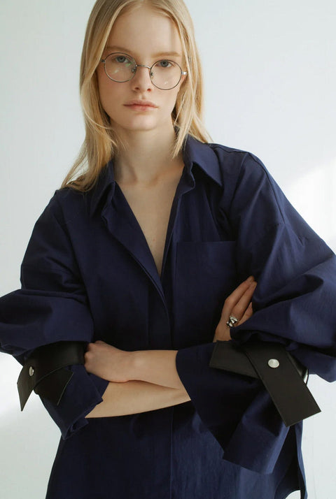 Camisa oversize azul con cuero negro