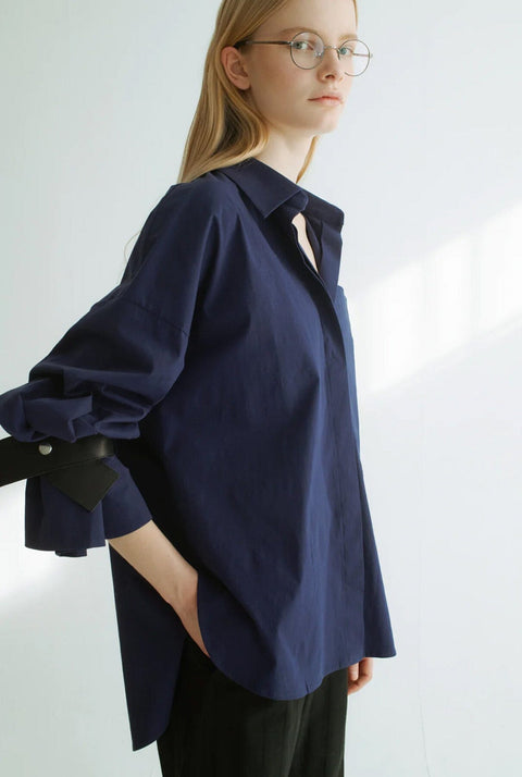 Camisa oversize azul con cuero negro