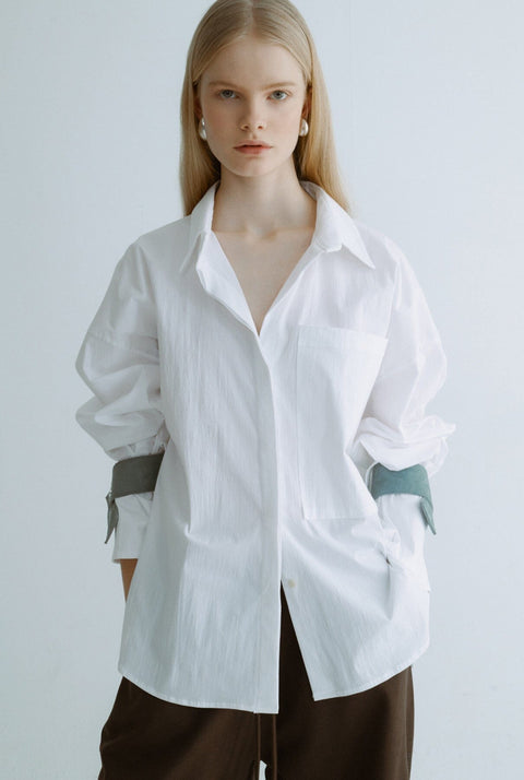 Camisa oversize blanca con ante azul