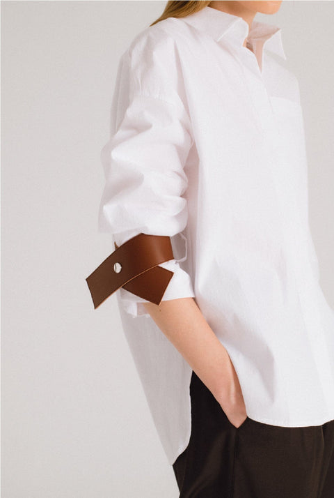 Camisa oversize blanca con cuero marrón