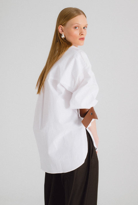 Camisa oversize blanca con cuero marrón