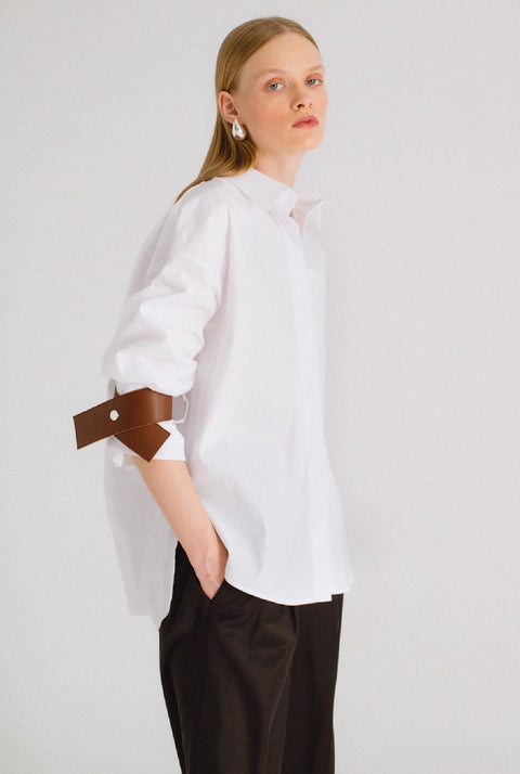 Camisa oversize blanca con cuero marrón