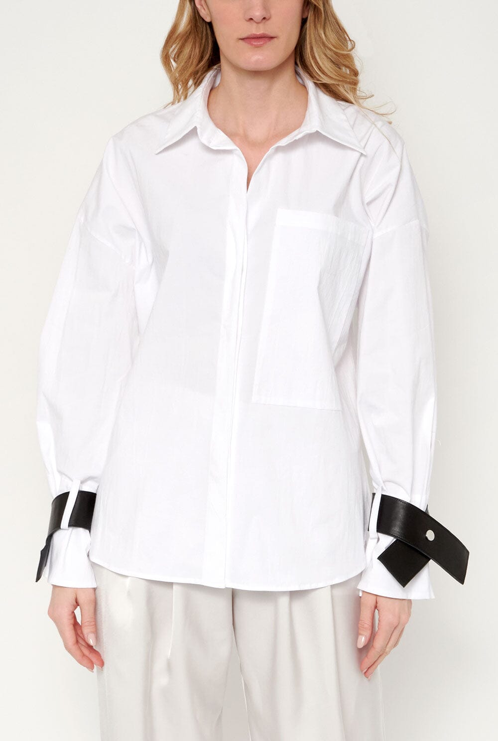 Camisa oversize blanca con puños de cuero negro