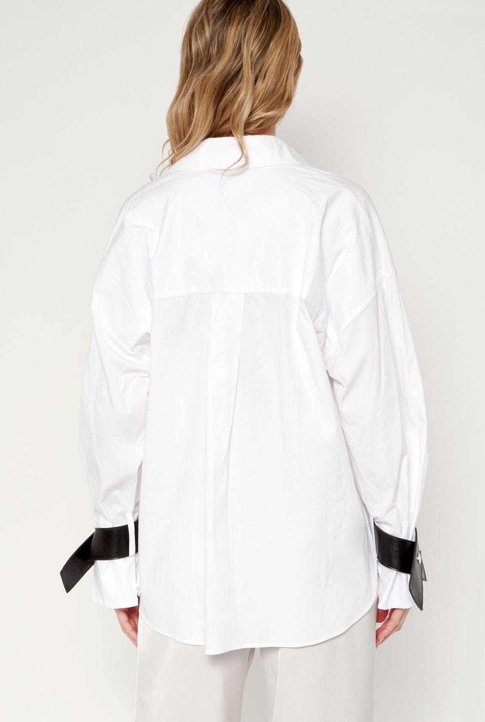 Camisa oversize blanca con puños de cuero negro